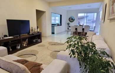 Imagem: A casa em condomínio possui 4 Dormitórios, 5 Banheiros, 2