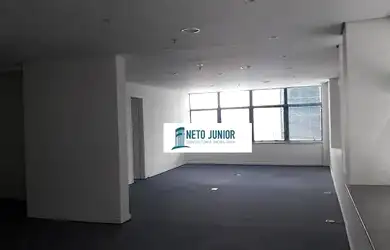 Imagem: O depósito possui 3 Vagas na garagem e 110m² de Área e está