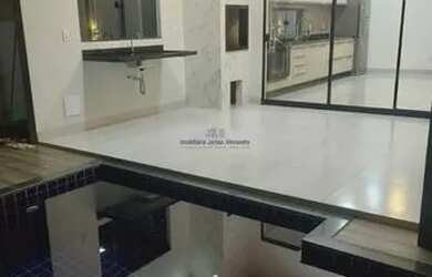 Imagem: A casa possui 3 Dormitórios, 3 Banheiros, 2 Vagas na garagem