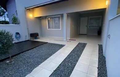 Imagem: A casa possui 2 Dormitórios, 1 Banheiro, 2 Vagas na garagem