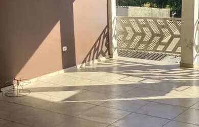 Imagem: A casa possui 2 Dormitórios, 3 Banheiros, 2 Vagas na garagem