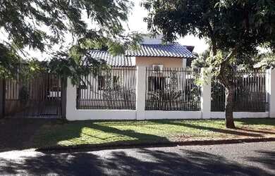 Imagem: A casa possui 2 Dormitórios, 1 Banheiro, 2 Vagas na garagem