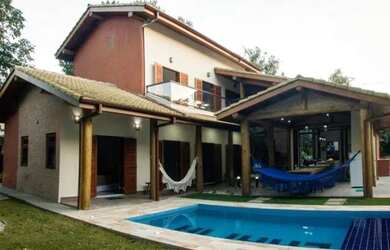 Imagem: A casa em condomínio possui 5 Dormitórios, 3 Banheiros, 4