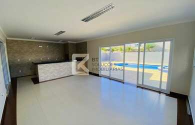 Imagem: A casa possui 3 Dormitórios, 4 Banheiros, 3 Vagas na garagem