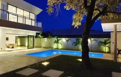 Imagem: A casa em condomínio possui 5 Dormitórios, 5 Banheiros e 420m²