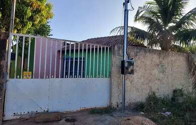 Imagem: A casa possui 2 Dormitórios, 1 Banheiro, 2 Vagas na garagem