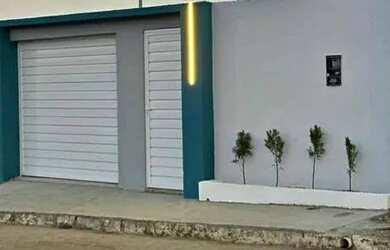 Imagem: A casa possui 3 Dormitórios, 1 Banheiro, 2 Vagas na garagem