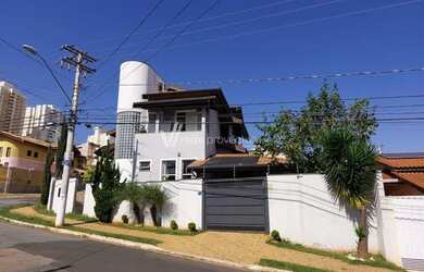 Imagem: A casa possui 5 Dormitórios, 5 Banheiros, 3 Vagas na garagem