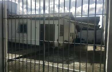 Imagem: A casa possui 2 Dormitórios, 1 Banheiro, 2 Vagas na garagem