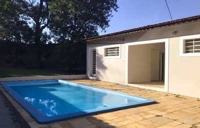 Imagem: A casa em condomínio para alugar possui 5 Dormitórios, 3 Banheiros