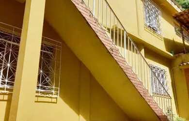 Imagem: A casa possui 3 Dormitórios, 3 Banheiros, 2 Vagas na garagem