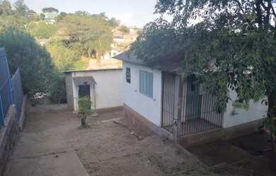 Imagem 1: Casa com terreno grande. 400m² de Área, 2 Vagas na garageme2 Dormitórios