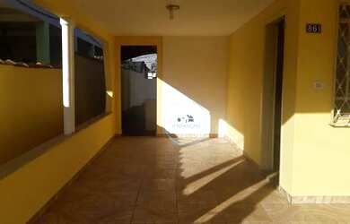 Imagem: A casa possui 3 Dormitórios, 2 Banheiros, 5 Vagas na garagem