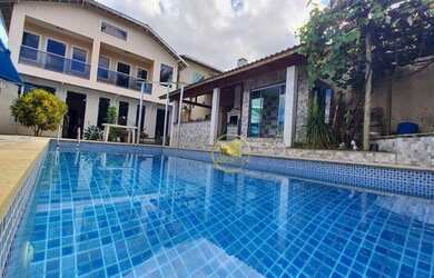 Imagem: A casa possui 4 Dormitórios, 3 Banheiros, 4 Vagas na garagem