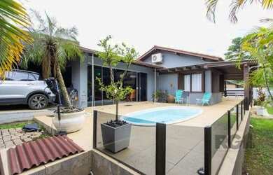 Imagem: A casa possui 3 Dormitórios, 3 Banheiros, 2 Vagas na garagem