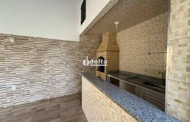 Imagem: A casa possui 4 Dormitórios, 3 Banheiros, 3 Vagas na garagem