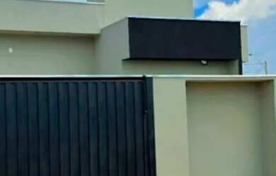 Imagem: A casa possui 3 Dormitórios, 2 Banheiros, 2 Vagas na garagem