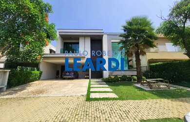 Imagem: A casa em condomínio possui 4 Dormitórios, 5 Banheiros, 4