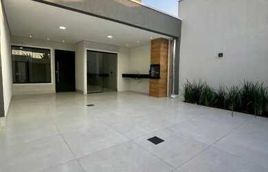 Imagem: A casa possui 3 Dormitórios, 2 Banheiros, 2 Vagas na garagem