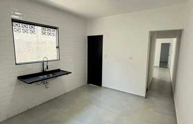 Imagem: A casa possui 1 Dormitório, 1 Banheiro, 1 Vaga na garagem