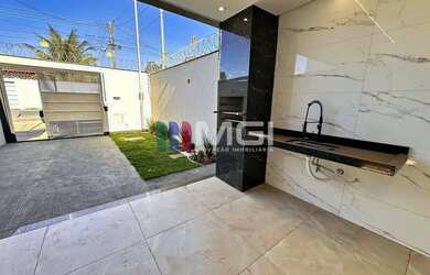 Imagem: A casa possui 3 Dormitórios, 2 Banheiros, 2 Vagas na garagem