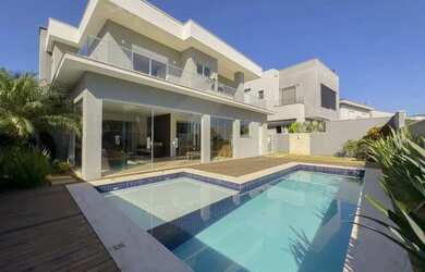 Imagem: A casa em condomínio possui 4 Dormitórios, 5 Banheiros, 4