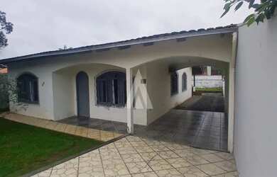 Imagem: A casa possui 3 Dormitórios, 2 Banheiros, 2 Vagas na garagem