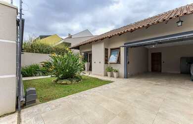 Imagem: A casa possui 3 Dormitórios, 4 Banheiros, 4 Vagas na garagem