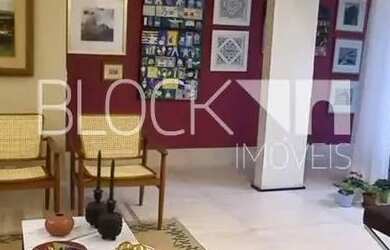 Imagem: A casa possui 3 Dormitórios, 2 Banheiros, 4 Vagas na garagem