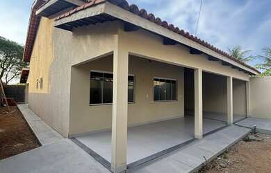 Imagem: A casa possui 3 Dormitórios, 2 Banheiros, 4 Vagas na garagem