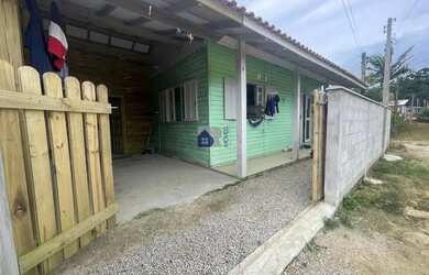 Imagem: A casa possui 2 Dormitórios, 1 Banheiro, 1 Vaga na garagem