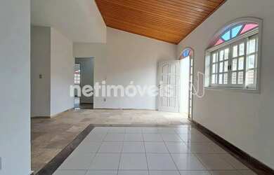 Imagem: A casa possui 5 Dormitórios, 2 Banheiros, 2 Vagas na garagem