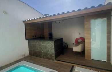 Imagem: A casa possui 4 Dormitórios, 3 Banheiros, 2 Vagas na garagem