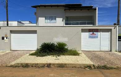 Imagem: A casa possui 4 Dormitórios, 5 Banheiros, 3 Vagas na garagem