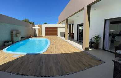 Imagem: A casa possui 3 Dormitórios, Acomodam 14 pessoas, 2 Vagas na