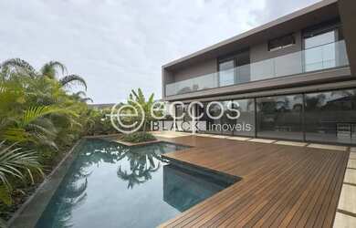 Imagem: A casa em condomínio possui 4 Dormitórios, 5 Banheiros, 4