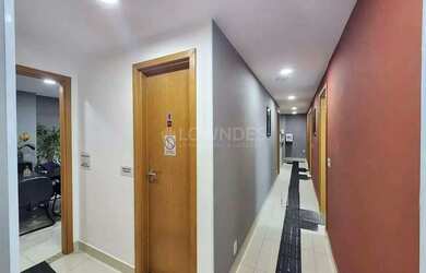 Imagem: O depósito possui 5 Vagas na garagem, 200m² de Área e está