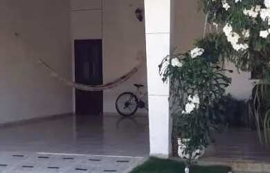 Imagem: A casa possui 2 Dormitórios, 1 Banheiro, 2 Vagas na garagem