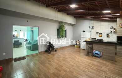 Imagem: A casa possui 2 Dormitórios, 2 Banheiros, 2 Vagas na garagem