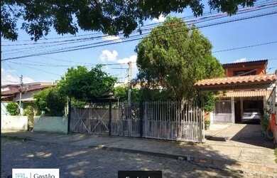 Imagem: A casa possui 3 Dormitórios, 2 Banheiros, 3 Vagas na garagem