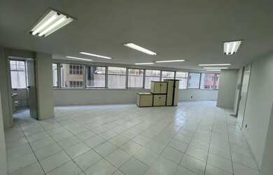 Imagem: O depósito possui 103m² de Área e está localizado em Centro