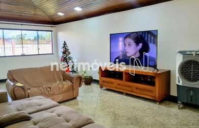 Imagem: A casa em condomínio possui 5 Dormitórios, 5 Banheiros, 350m²