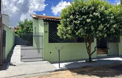 Imagem: A casa possui 2 Dormitórios, 2 Banheiros, 5 Vagas na garagem