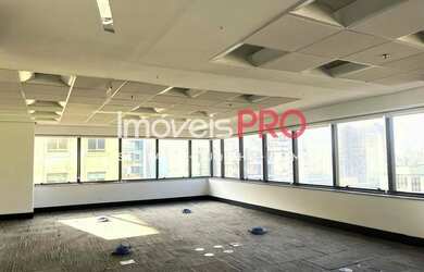 Imagem: O depósito possui 5 Vagas na garagem e 300m² de Área e está