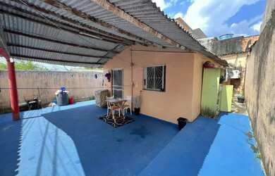 Imagem: A casa possui 3 Dormitórios, 2 Banheiros, 2 Vagas na garagem