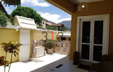 Imagem: A casa possui 3 Dormitórios, 4 Banheiros, 4 Vagas na garagem