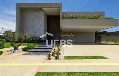 Imagem: A casa possui 4 Dormitórios, 5 Banheiros, 3 Vagas na garagem