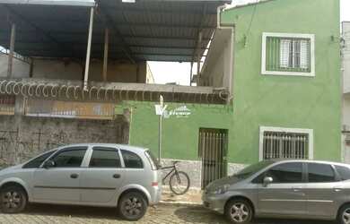 Imagem: A casa possui 2 Dormitórios, 1 Banheiro, 2 Vagas na garagem