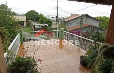 Imagem: A casa possui 2 Dormitórios, 2 Banheiros, 2 Vagas na garagem