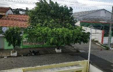 Imagem: A casa possui 2 Dormitórios e 1 Banheiro e está localizado